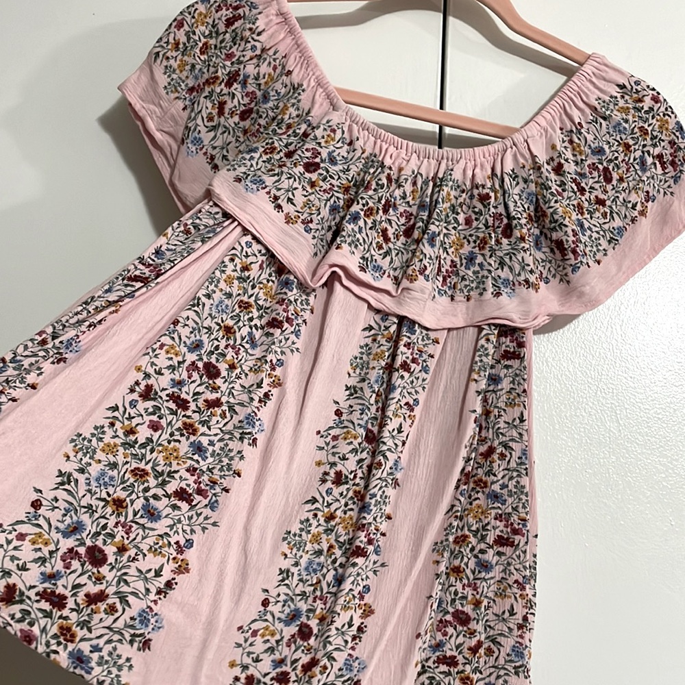 Medium Pink Romantic American Eagle with little flowers